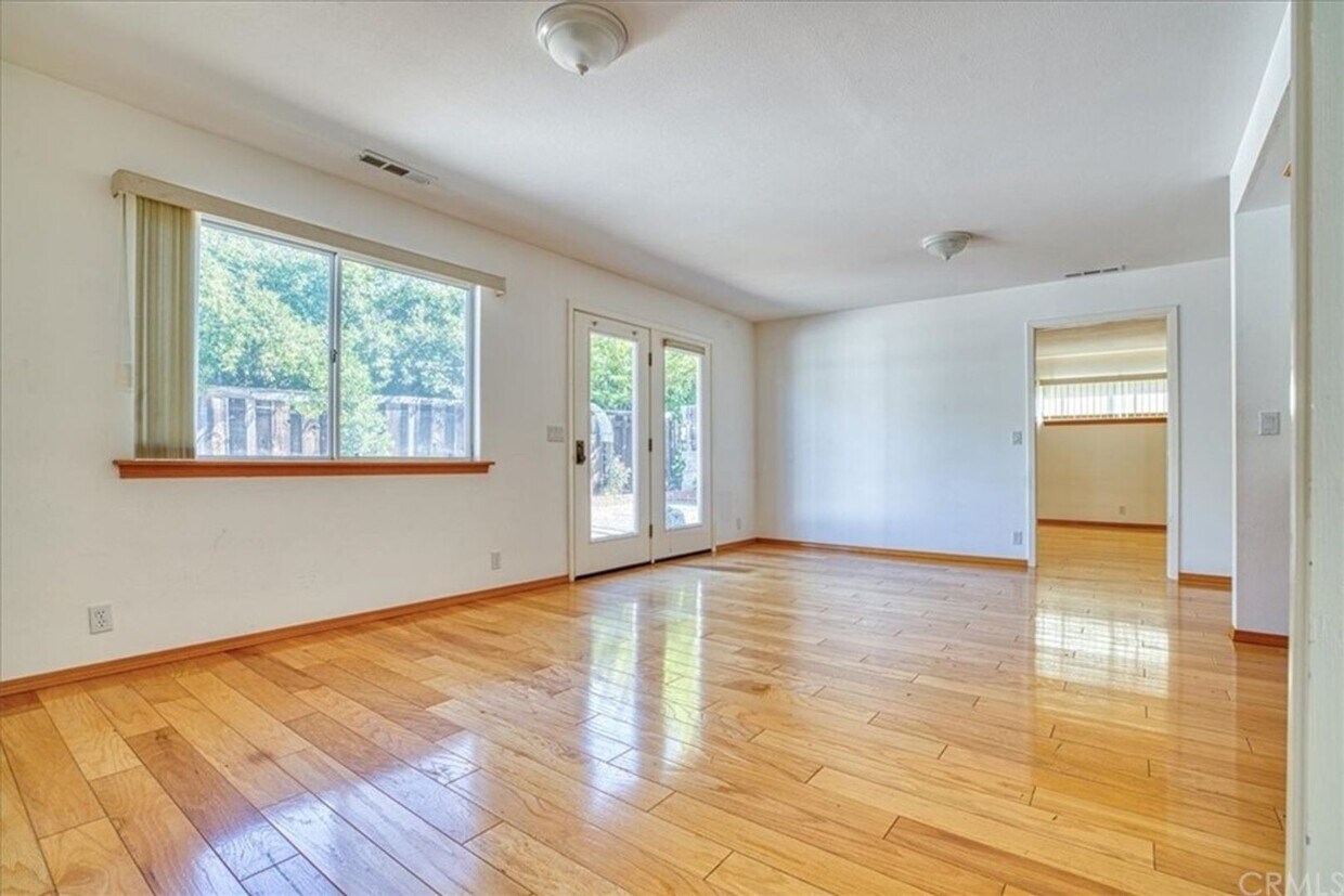 Foto principal - 5 Bedroom 3-bathroom Large single level home!