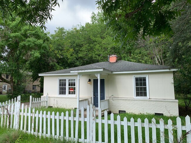 Building Photo - Home in West Ashley Available!
