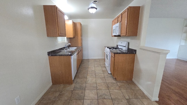 Foto del edificio - 553 E Lemon Ave