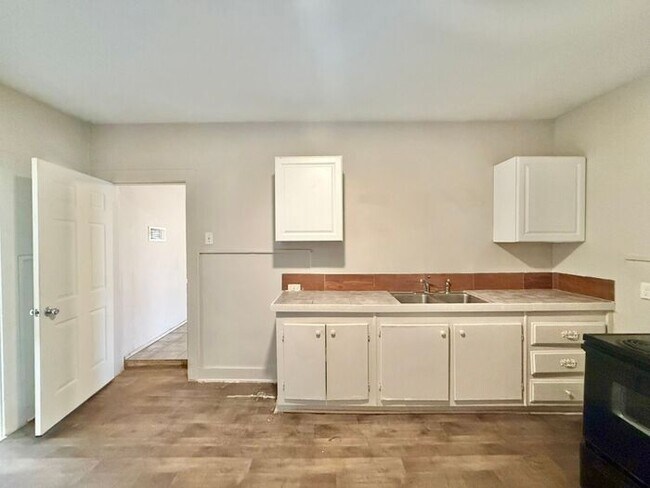 Building Photo - Charming 2-Bedroom 1-Bathroom Unit!