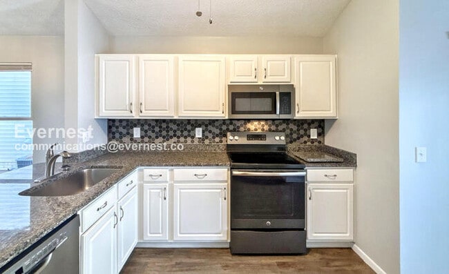 Building Photo - 5321 Miramar Dr