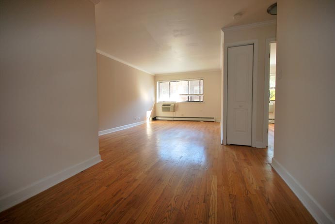 Primary Photo - 536 W Addison St