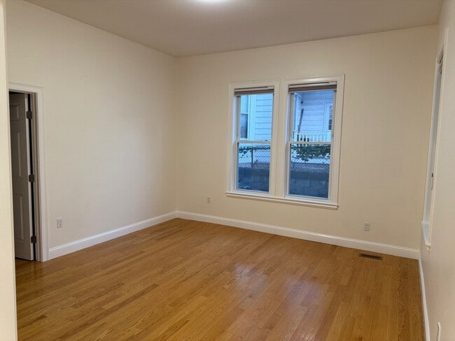 Building Photo - 407 Newport Ave