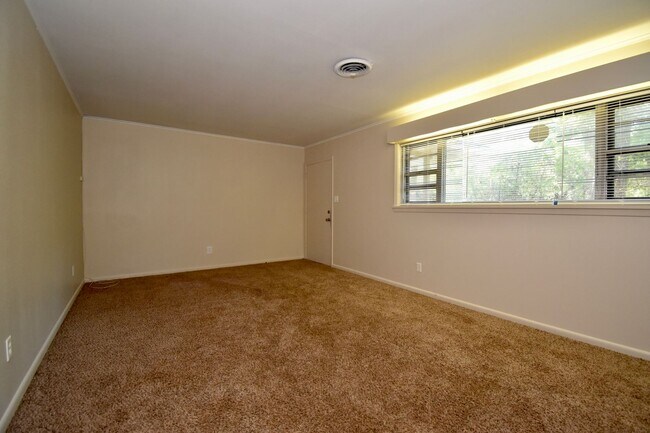 Building Photo - 3 Bedroom with Fenced in Backyard and Shop!