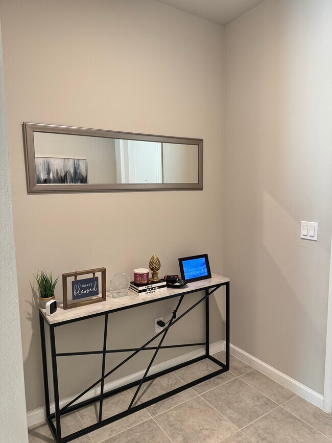 Foto del edificio - 5649 Mentmore Dr