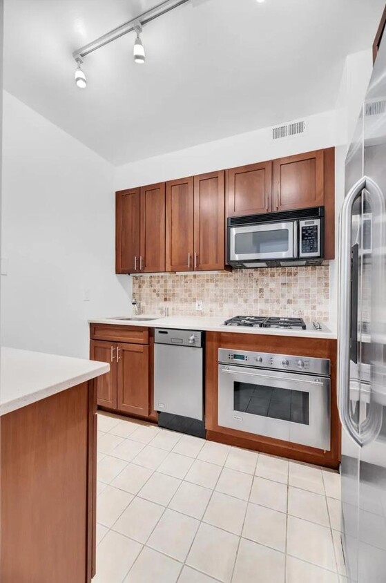 Foto principal - 117 E 57th St