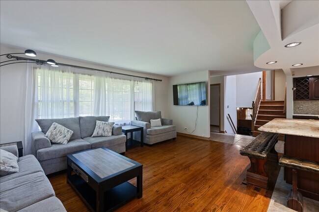 Foto del edificio - 33 Half Day Rd