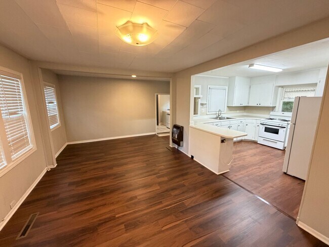 Foto del edificio - 3bd/2ba House in Jackson Park w/ Large Den, Back Porch, & Fenced Back Yard