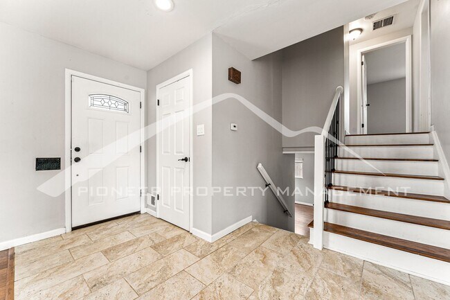 Foto del edificio - Spacious Home with Washer/Dryer and 2 Car ...