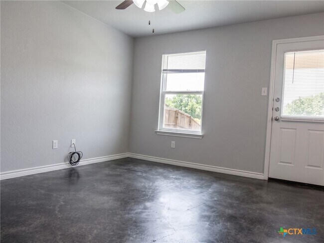 Foto del edificio - 1714 Risen Star Ln