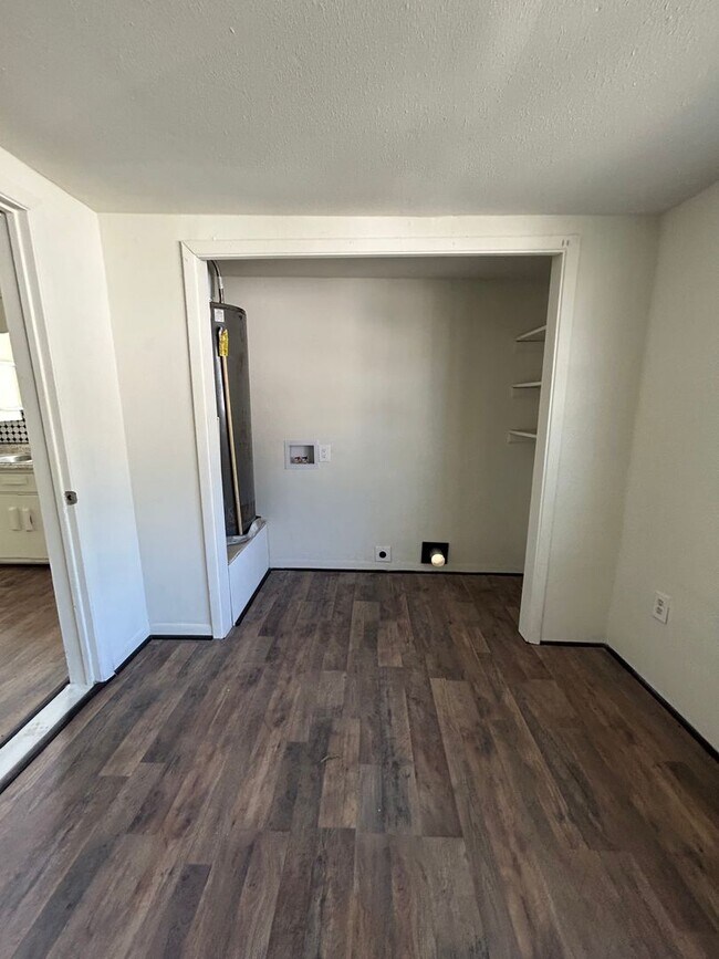 Building Photo - updated 2 bed 1 bath