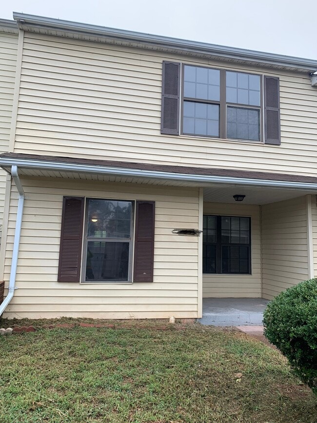 Building Photo - 647 Highview Ct