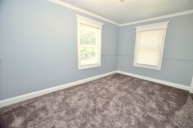 Building Photo - Cozy Home near Merle Hay!