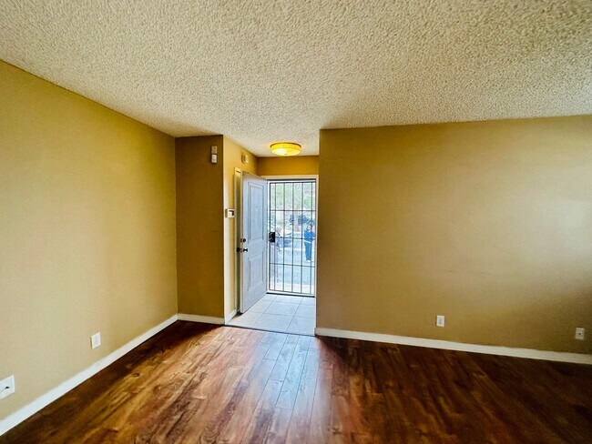 Foto del edificio - Downstairs Corner 2-Bedroom Condo in Centr...