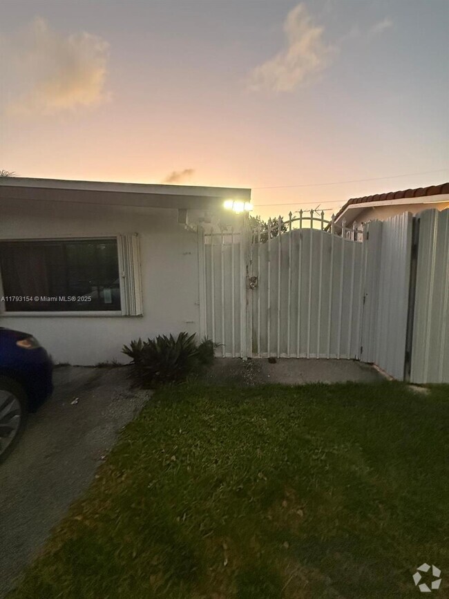 Building Photo - 18670 Belview Dr