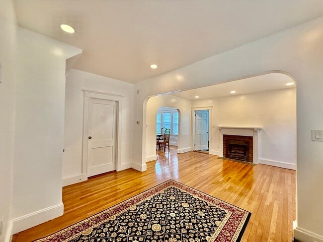 Building Photo - 107 E Elm Ave