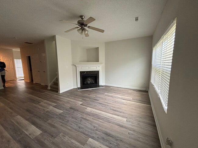 Foto del edificio - 8235 Oakley Cir