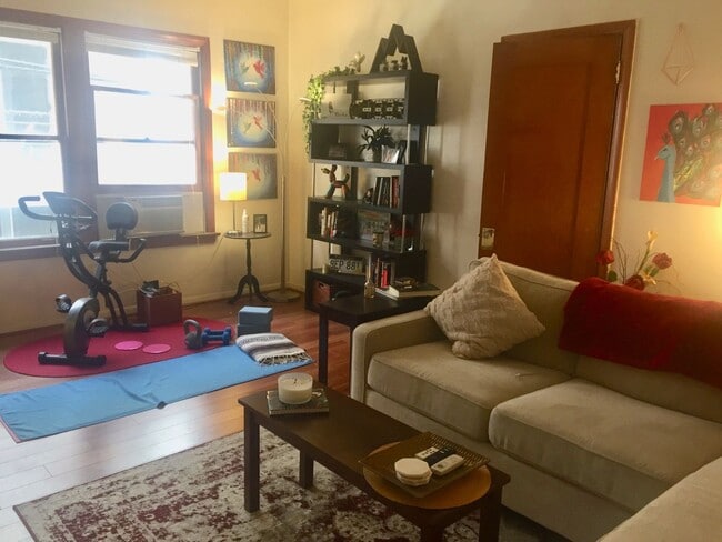 Foto del edificio - Huge One Bedroom with great light!  Newly ...