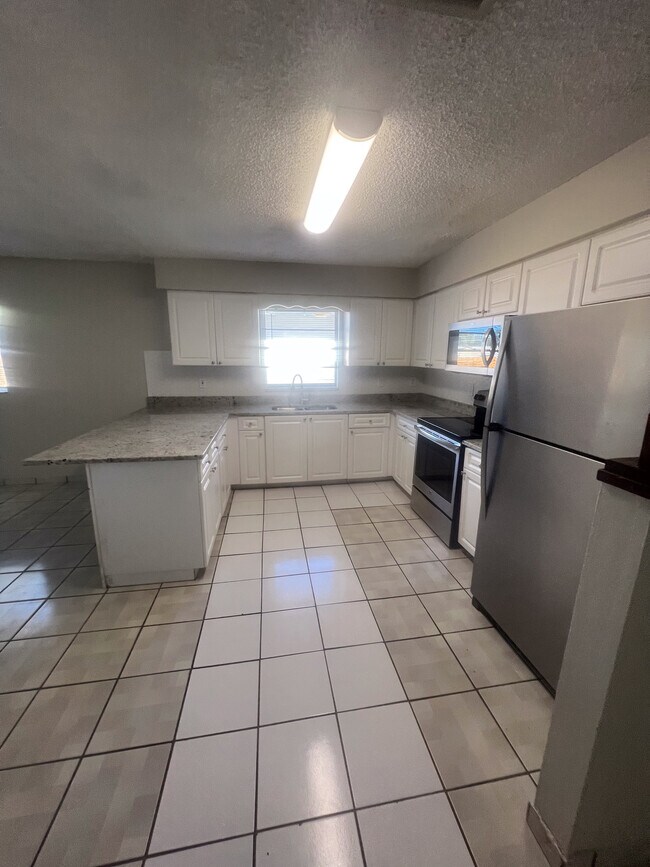 Building Photo - 7506 N Thatcher Ave