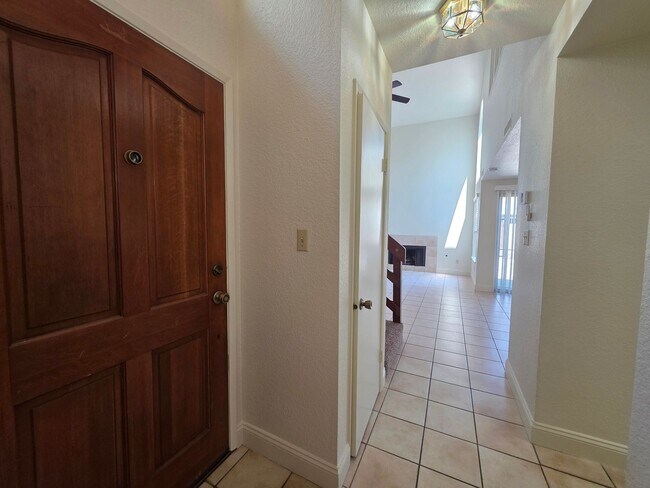Foto del edificio - 3 bedroom condo w/2 car garage!