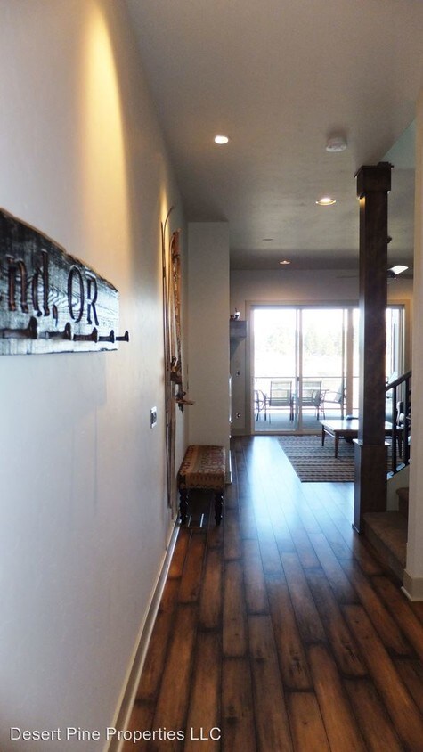 Primary Photo - 3 br, 3.5 bath House - 917 SW Theater Dr.