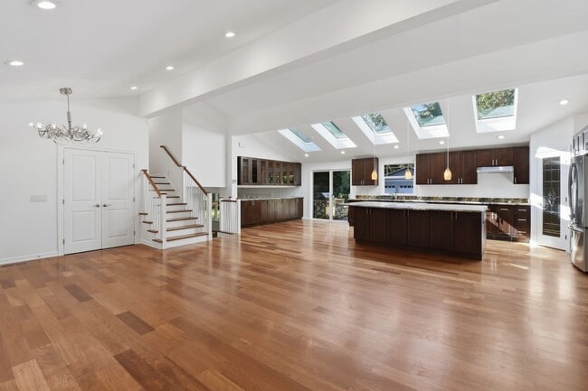 Building Photo - 3bd/2.5ba Bellevue Home