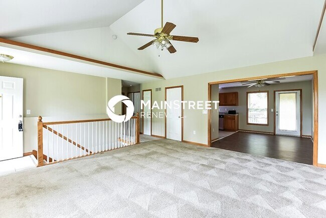 Foto del edificio - 4 Bedroom Pet-Friendly Home in Kearney, MO with Main Street Renewal