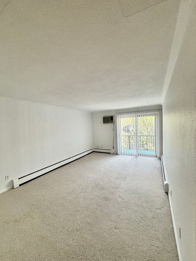Building Photo - 1150 Golden Cir