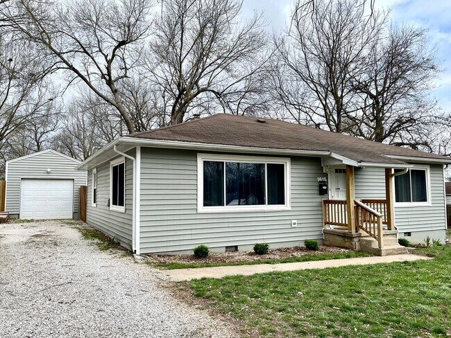 Building Photo - Updated Bungalow in Heart of City!