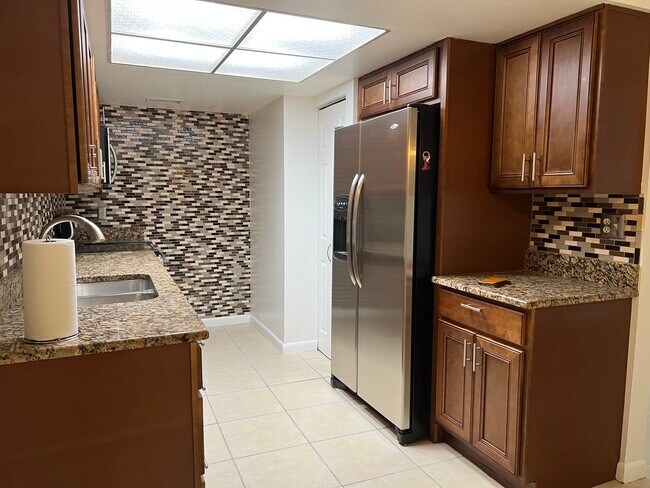 Building Photo - 5201 Vineland Rd
