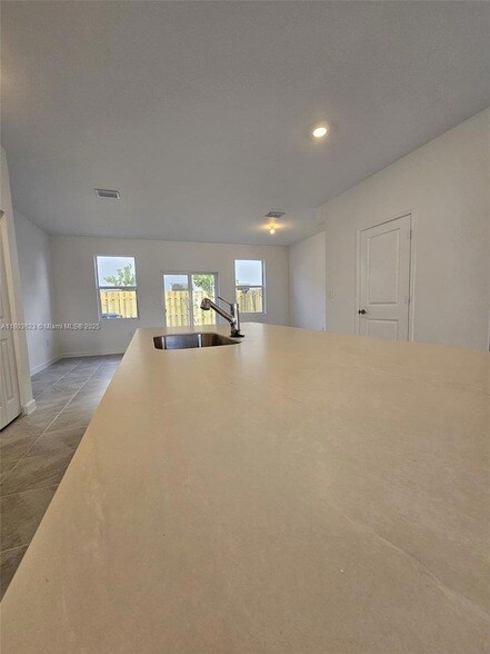 Foto del edificio - 96 SE 11th Ct