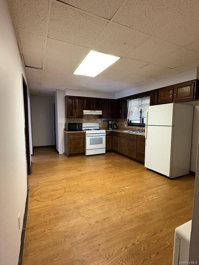 Foto del edificio - 40 Parker Ave