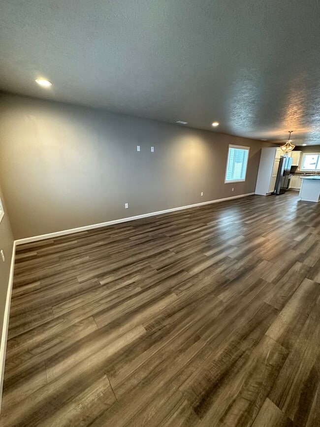 Building Photo - 3 Bedroom Home