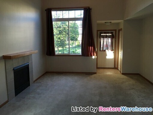 Building Photo - Awesome Townhouse 3 beds and 1.5 baths (No Pets) Showings on 10-27-25 make a appointment today!
