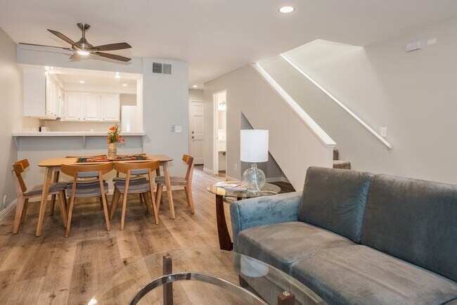 Foto del edificio - Spacious Downtown 2 bed/ 2.5 bath Condo - 2 blocks from Cottage!