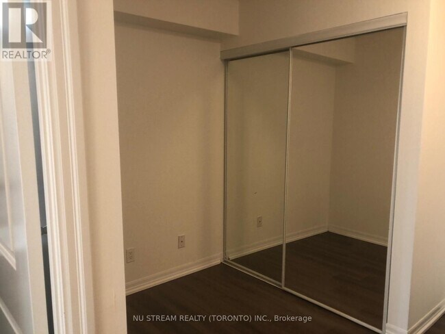 Photo du bâtiment - 275-2275 Yorkland Rd