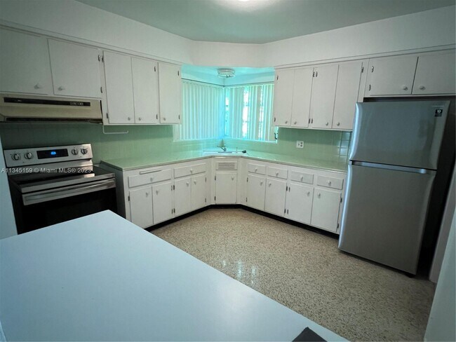 Building Photo - 518 Giralda Ave