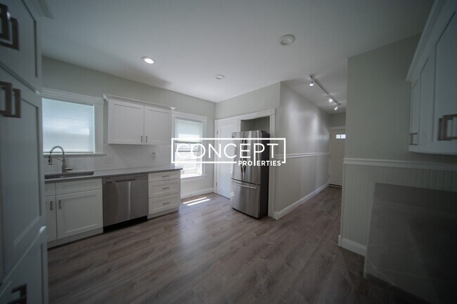 Building Photo - 12-14 Richardson Unit 1