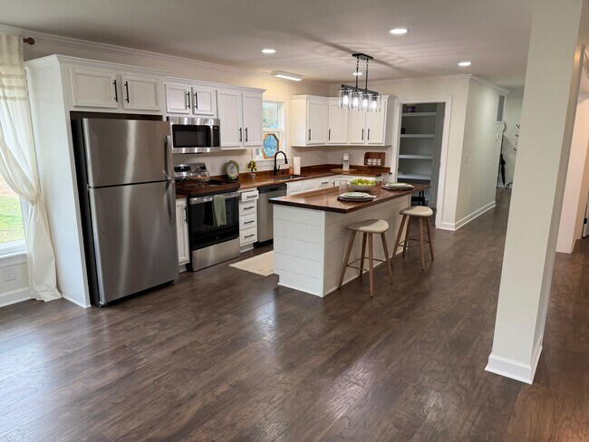 Building Photo - 33 Anna Dr