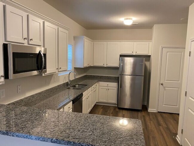 Building Photo - Home in the Heart of Gastonia!