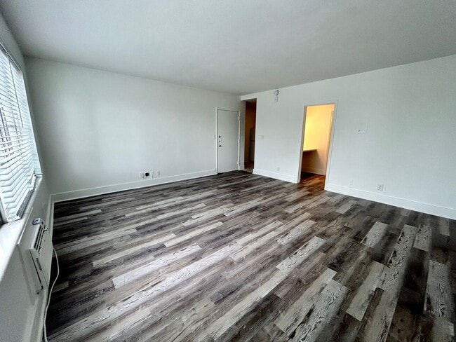 Building Photo - Spacious Studio Beach House Condo!