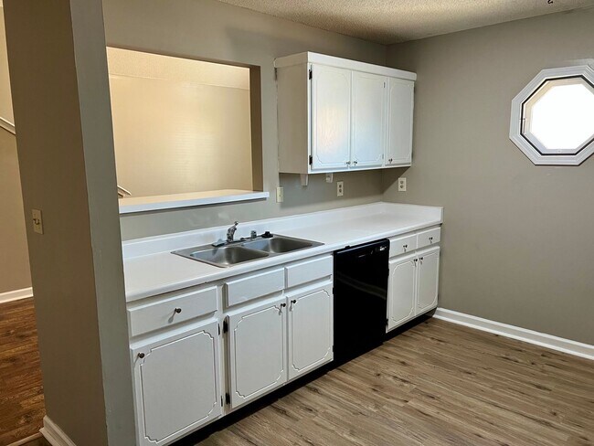 Foto del edificio - FOR RENT - 4 BR, 2 BA!