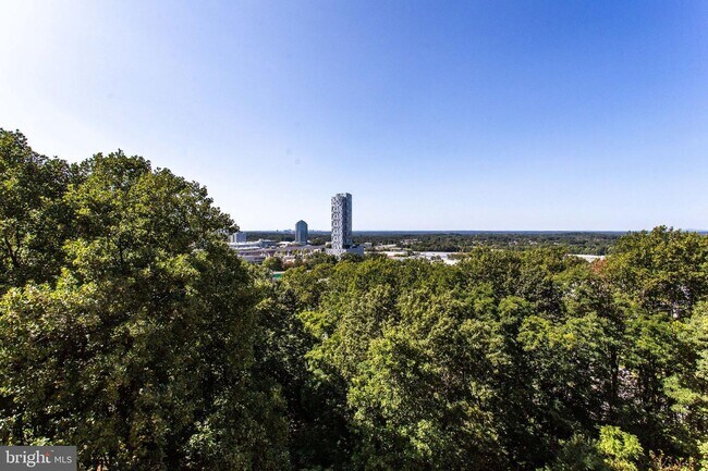 Foto del edificio - 8370 Greensboro Dr