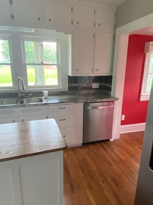 Building Photo - FARMHOUSE CHARM
