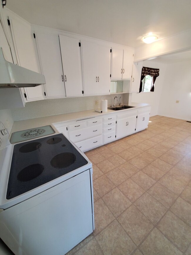 Building Photo - Beautiful & Private 3BD/2BA, 1,397 SqFt Ho...