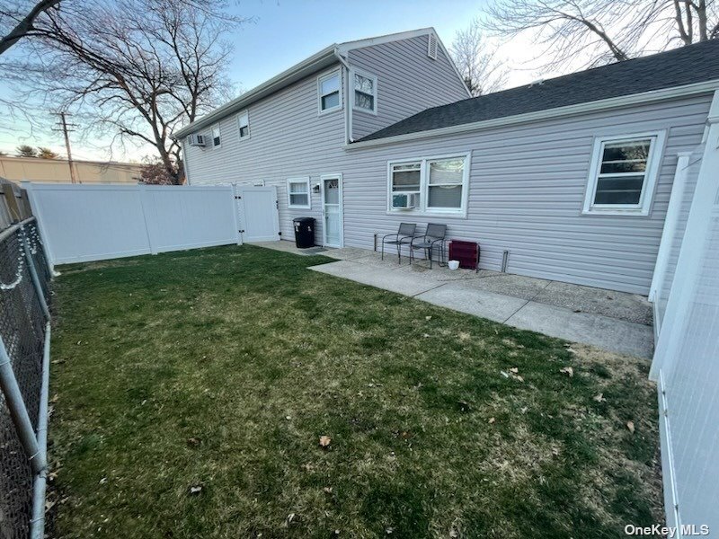 1 Erlanger Blvd, North Babylon, NY 11703 Room for Rent in North