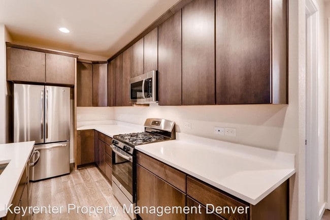 Building Photo - 3 br, 3.5 bath House - 15705 E. Broncos Pl