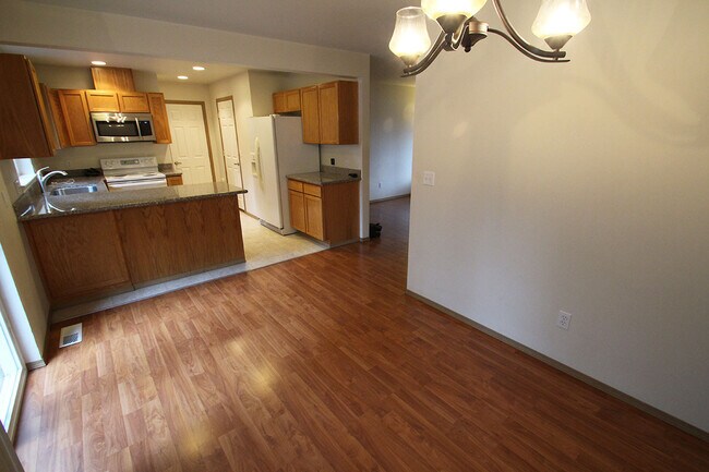 Building Photo - Cai Duplex - Lynnwood