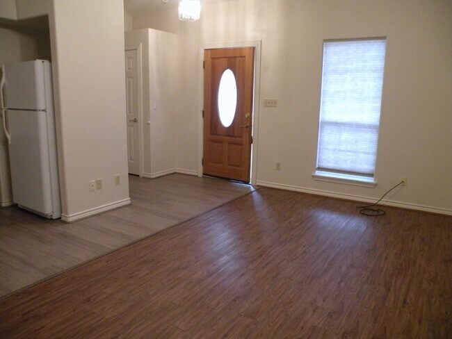 Foto del edificio - 820 Tangle Oaks Dr