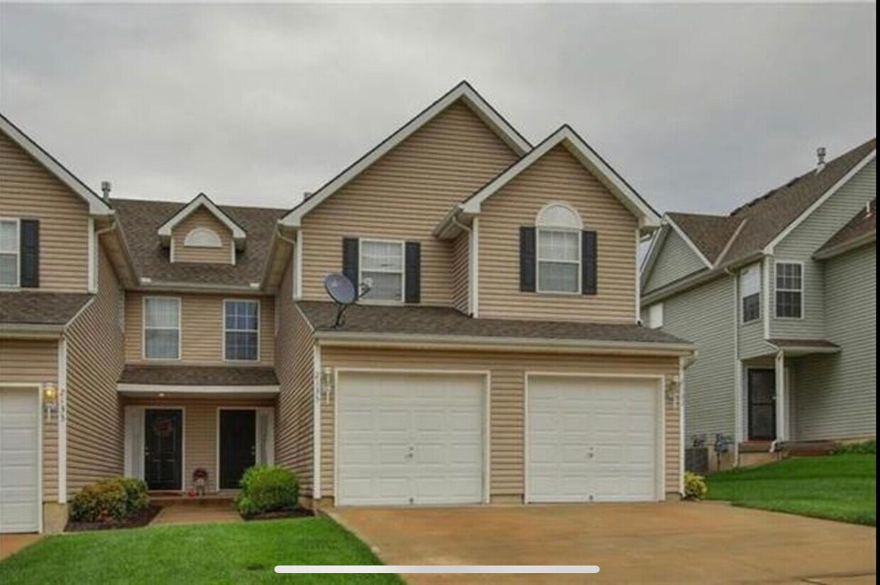 2135 SW Gooseberry Ln, Lees Summit, MO 64082 Townhome Rentals in Lees